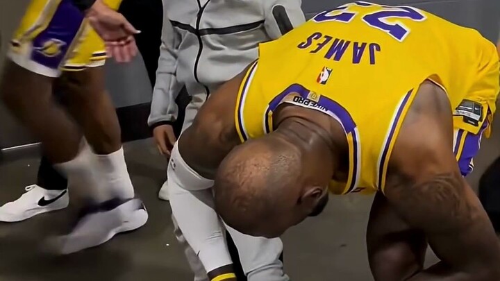 James dùng hành động để dạy bạn cách cư xử lịch thiệp