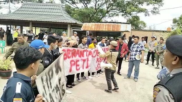 aksi masa di kantor dlhp