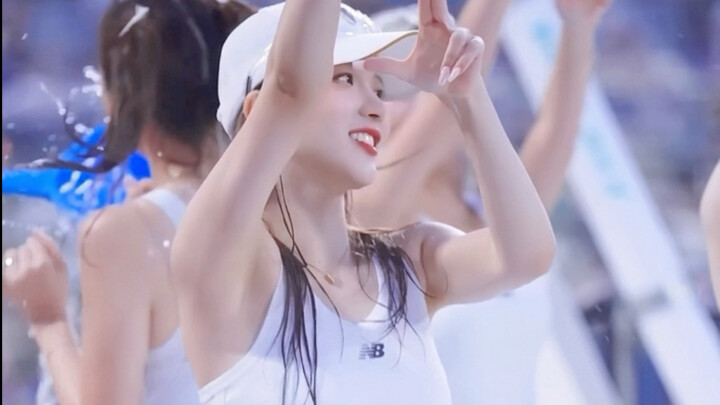 Pemandu Sorak yang Mendukung di Bawah Hujan