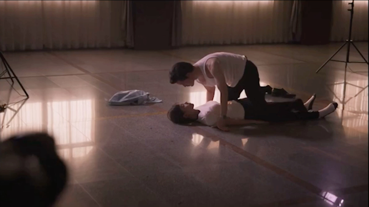 Gadis tabu Nano mengambil kelas yoga sendirian