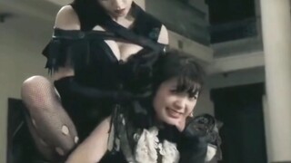 Pertarungan wanita terlihat bahagia