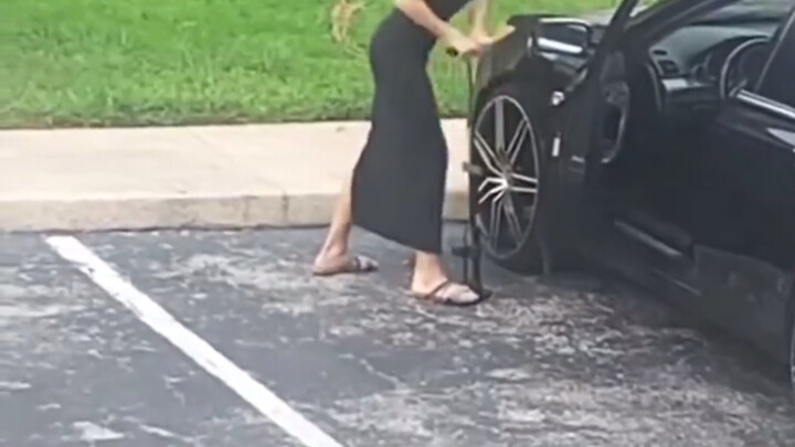 คลาสสิกในคลาสสิก ฉงเหม่ยเหม่ยช่วยแม่เติมลมยางรถยนต์