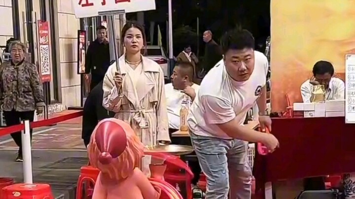 كل واحد بيستخدم طريقة مختلفة لارتداء القبعة الحمراء الصغيرة!