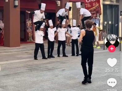 Trên TikTok, người nước ngoài thấy cửa hàng Guoxin khai trương; nhà người ta khai trương thì múa lân