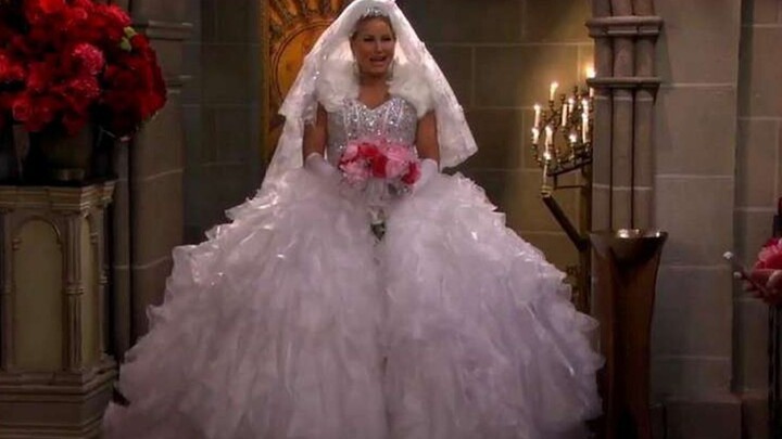 [2 Broke Girls] Váy cưới của Sophie rất đẹp, nhưng có vẻ hơi nguy hiểm. Đám cưới chính thức bắt đầu