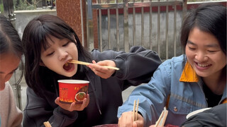 أكبر ميزة للعمل في مسقط رأسي 😆 هي وجود وليمة لا تنتهي أبداً