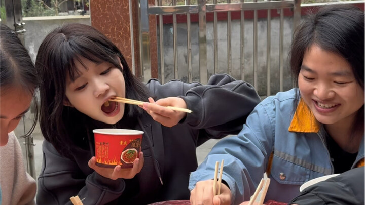 The biggest advantage of working in my hometown 😆 is having endless feasts to enjoy!