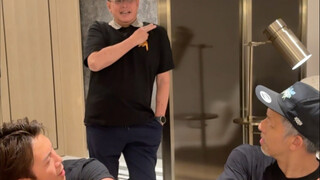 Kepala Sekolah Tan juga mendengarkan lagu baru Wang Junkai