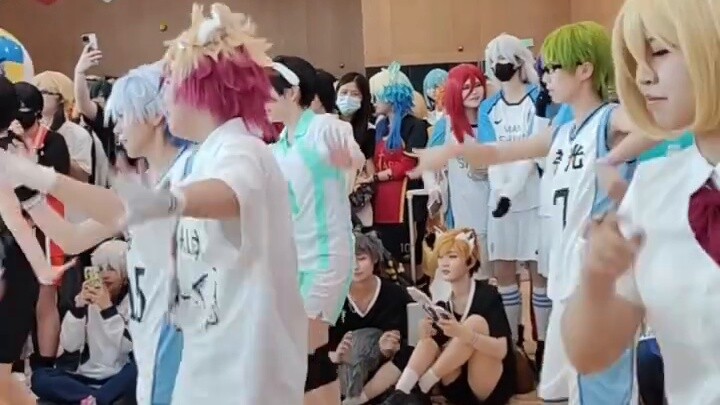 Click here to see the basketball player dancing with the volleyball player 80