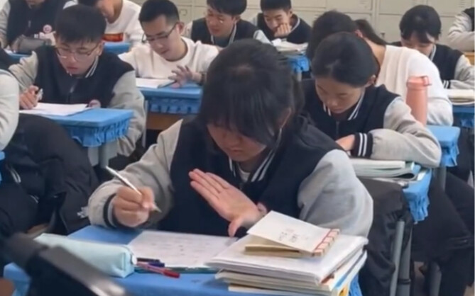 Every student is fiddling with their palms while doing the homework—could this be the “Immortal’s Gu
