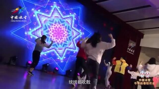 حفل عيد الربيع لفريق التزلج الفني الصيني "تبدين جميلة جدًا عندما تبتسمين"