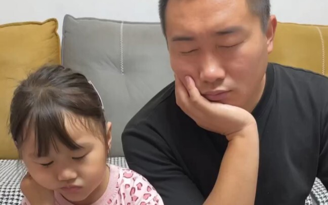 Coba tebak, kalau dua anak kecil ini tertidur, kira-kira kejutan apa yang akan disiapkan oleh ibu un