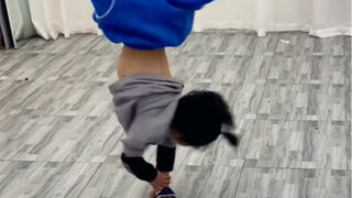 这位小朋友 街舞练的太猛了吧