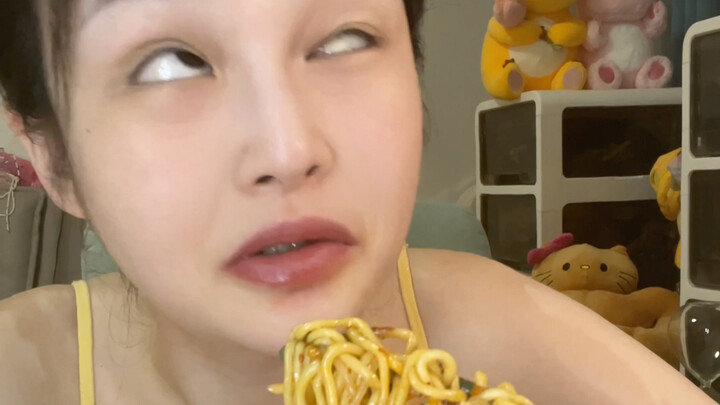[Little Stone, So Cutesy Yet Fierce] Challenging Hot Pot-Flavored Noodles, Rice Noodles, Dishes, and