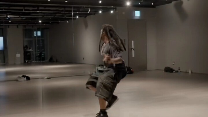 【เก้าอี้】การแสดงโซโล่ของโจช นักออกแบบท่าเต้นของเพลง "Siren" และปฏิกิริยาของสมาชิกในวง