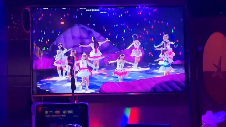 Khi những người lalà bước vào KTV...