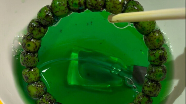 Dozens of bottles of Fengyoujing soaked in the Star Moon Bodhi, like kiwi fruit, I guess mosquitoes 