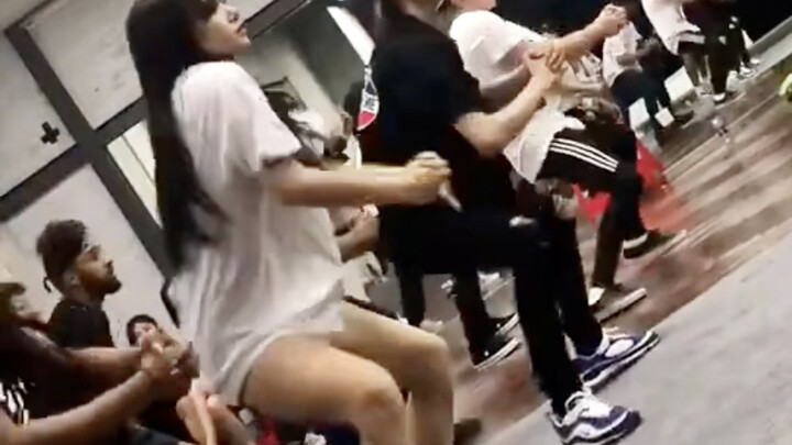 Keduanya menari seperti sedang bertarung sampai mati!