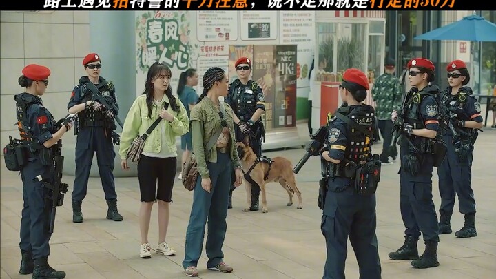 นักเรียนต่างชาติถ่ายรูปเจ้าหน้าที่ตำรวจหน่วยพิเศษแบบจ่อหน้า นี่มันไม่ใช่เงินค่าปรับห้าแสนเหรอ? # ตำร