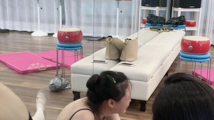 Penari tak kuat menahan tangis