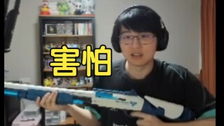瓶子看空我豪猪古朗基因为太害怕，先拿枪防身，又拿起了腰带，觉得加布数值太低怕打不过，最后拿起了特利迦变身器，“兄弟这个行”