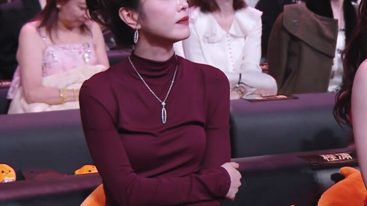 โอ้ย นึกว่ามีดาราหน้าใหม่มาแล้ว ถึงได้มีดาราสาวในงานแอบมองเธอแบบนั้น!