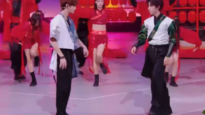 Tôi nói vũ công chính và vũ công phụ thì nên nhảy nhiều hơn chứ!