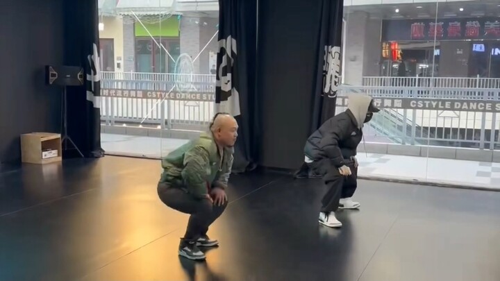 Changshu Arno's coach is already laughing hysterically at Arno dancing.