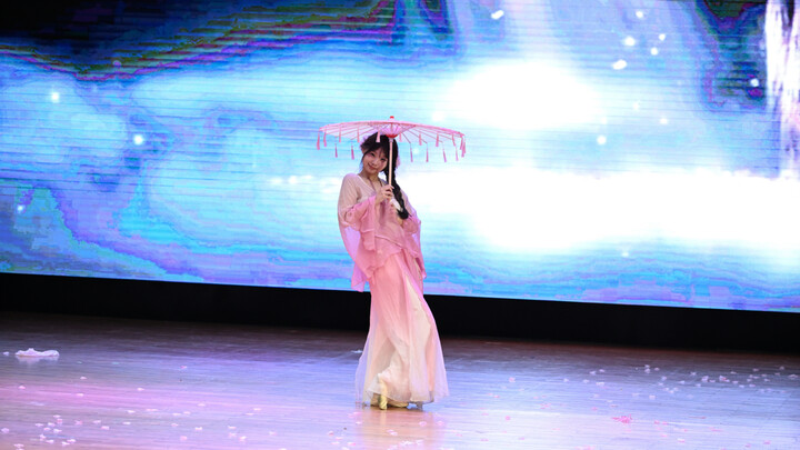 Penampilan Perdana Kakak Tingkat Tahun Pertama di Panggung | Pertunjukan Seni Tahun Baru Imlek: Tari