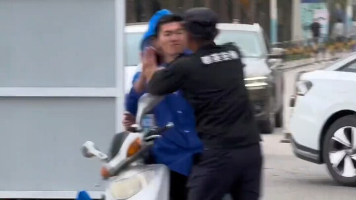 In Wanning, Hainan, a security guard blocked a man from returning home and, without a word, slapped 