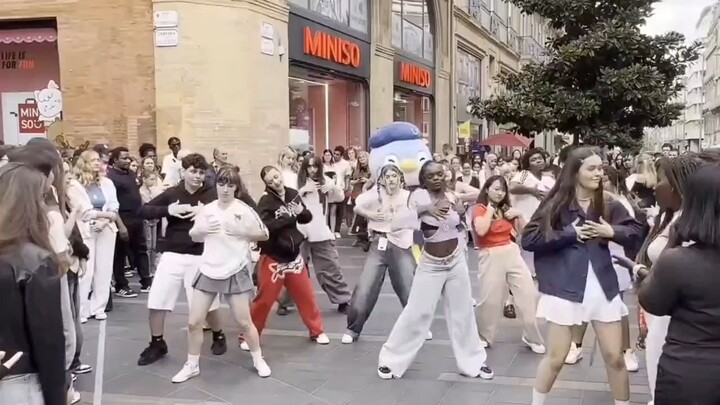 Kim Hyoyeon is truly the most popular member of Girls' Generation in France | Hyoyeon's random dance