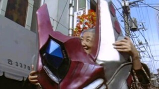 【迪迦】还记得这个老奶奶吗？如今已去世。