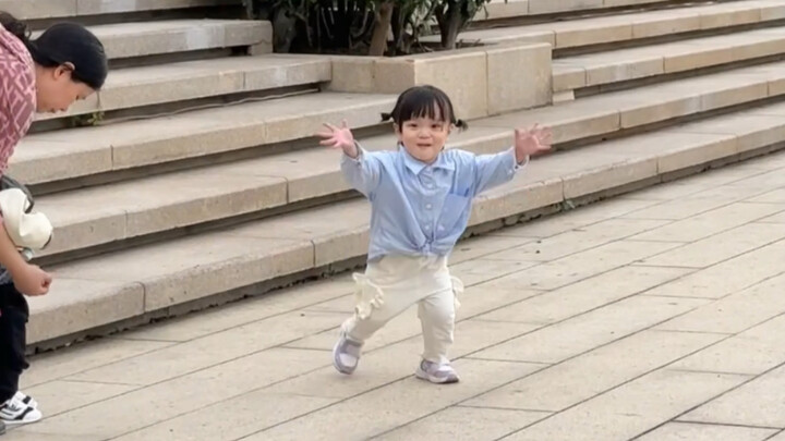 When Dad, who works out of town, suddenly comes home, his daughter is left completely stunned!