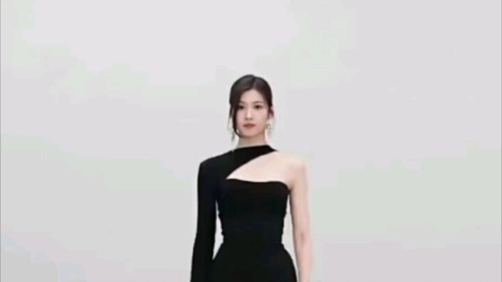 رقصة سانا هذه حقًا مذهلة للغاية! من يفهم هذا الجسم الرائع الذي يخطف القلوب بهذه الطريقة!!!