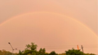 Sepatu hak tinggi warna putih, ini pelayan dari keluarga siapa nih!