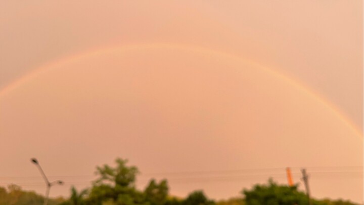 Giày cao gót màu trắng, đây là cô hầu gái nhà ai vậy!