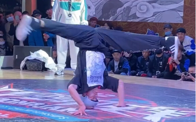 Lý Tiểu Long từng nói: “Tôi không sợ kẻ luyện được mười nghìn chiêu, chỉ sợ đối thủ luyện đi luyện l