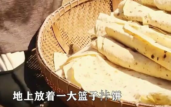 บนพื้นวางตะกร้าใหญ่เต็มไปด้วยขนมปังจีน แต่พวกทหารกลับยอมอดอาหารดีกว่าจะกิน