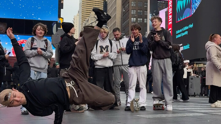 Menari di Times Square, New York, Amerika Serikat – suasana ini benar-benar menggila!