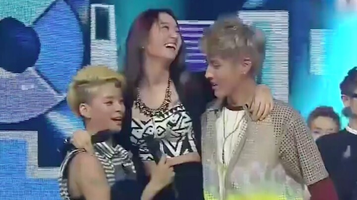 【永不过时校服霸主EXO和f(X)最亲密时期互动大合集】软三胖和咆哮的校服风是我心中永远的朱砂痣