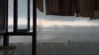 “有人困在雨中，有人在雨中赏雨～”