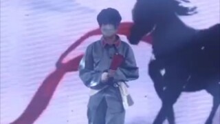 Click here to watch Ah Zhong's dance to Ming Yue