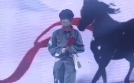 Click here to watch Ah Zhong's dance to Ming Yue