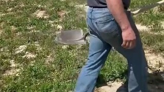 浣熊宝宝把大叔当成了“爸爸”，不管他做什么都要跟着