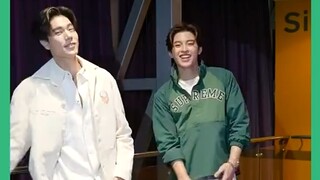 Go ahead and spoil Pu Ming, after all, LG loves to dance, so you just go along with it—Na La Na La.