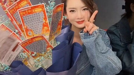 Khúc Vi trúng thưởng trò cào số: “Chị ơi! Thật sự không phải đang diễn với em đấy chứ? Quá trình cào