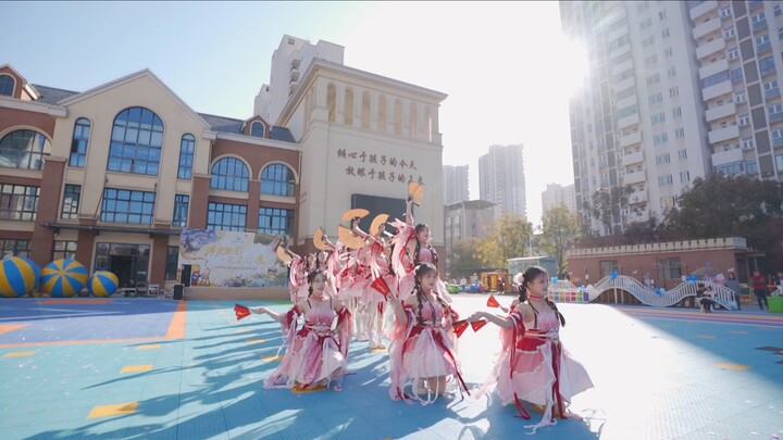 การแสดง “ฝากจันทร์ให้เธอ” ของคุณครูถ่ายทีเดียวจบ สวยจนตะลึง! ❤ ช่วงที่โบกพัดนั่น ทำเอาฉันตกใจจนเกือบ