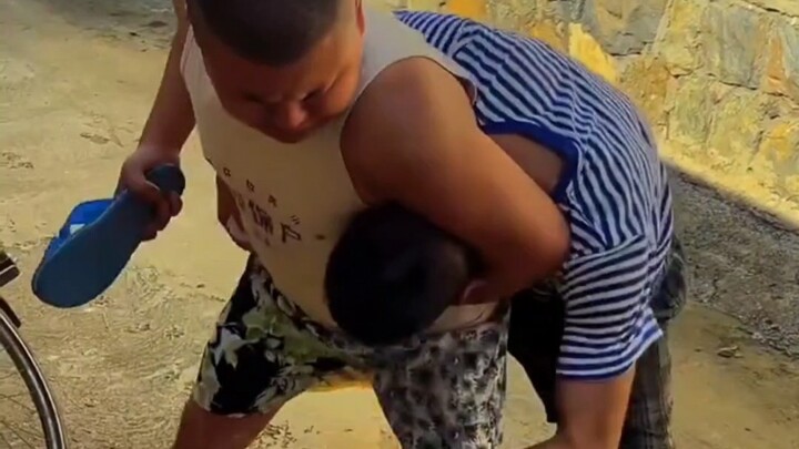 ไอ้ตัวซื่อทุบกระจกบ้านพี่อ้วนจนแตก ถูกจับได้แล้วดิ้นสุดฤทธิ์เพื่อขัดขืน ส่วนไอ้ใบ้แอบไปหาแม่ม่ายหวัง