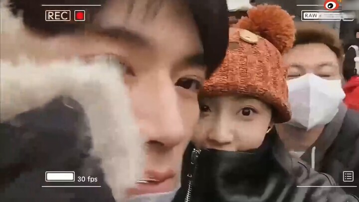 Ding Yuxi และ Wang Xingyue รอให้เพื่อน ๆ เดินทางไปรอบโลกเพื่อทำ vlog Xingyue เช็ดหน้าจอโทรศัพท์ของเข