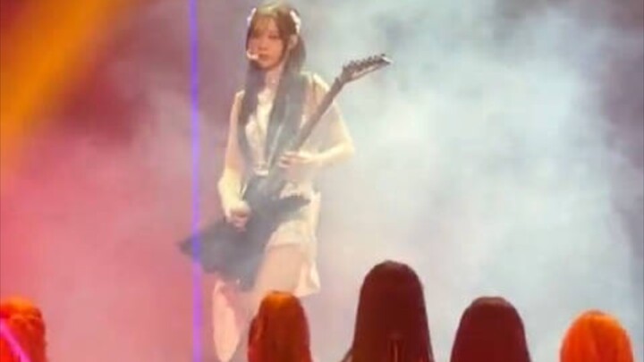 Teman-teman, dengarkan aku, kalian wajib klik video ini! Melihat para gadis bermain gitar listrik di